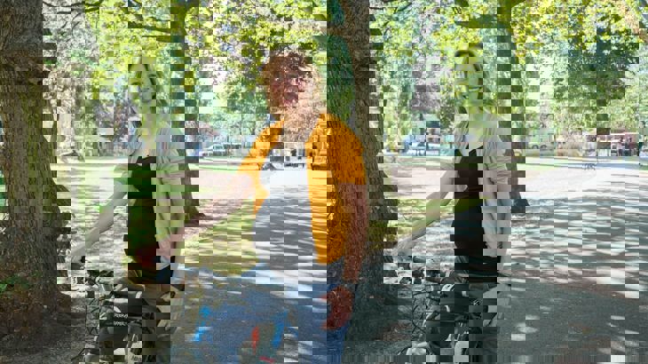 Pregnant cyclist, ©2016, Jonathan Bewley