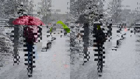 Commuters in Bristol walking and cycling in heavy snow