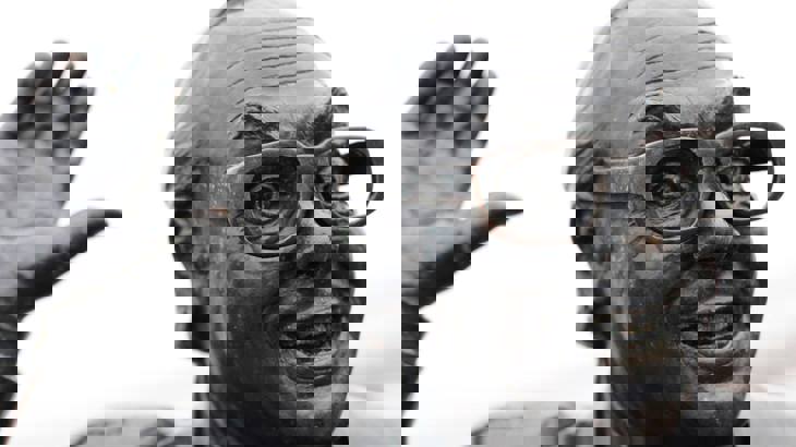 Dark bronze statue of Eric Morcambe 