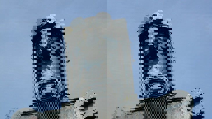 Metal robot sculpture 