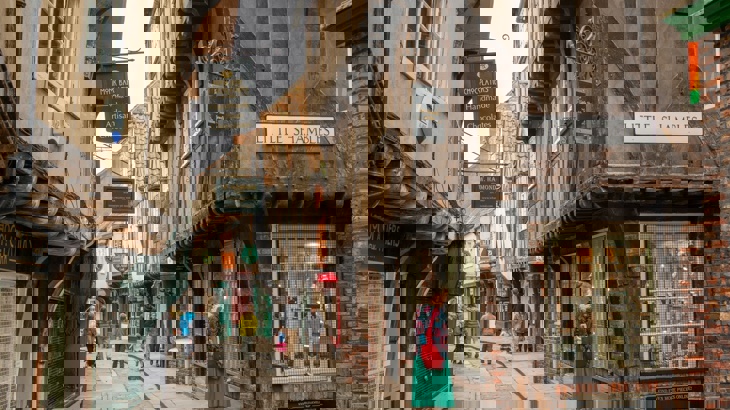 Shambles, York https://commons.wikimedia.org/wiki/File:Shambles_shopper_8686.jpg