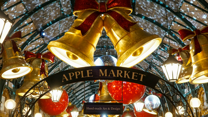 A bright Christmas market in Covent Garden 